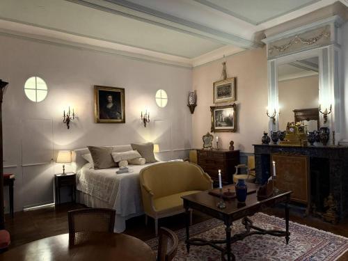 Ένα ή περισσότερα κρεβάτια σε δωμάτιο στο Chateau d'Estrac