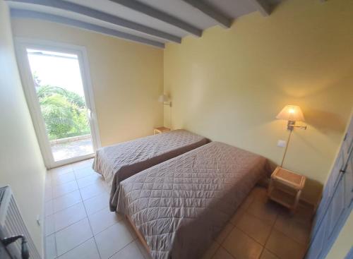 une chambre avec un lit et une fenêtre dans l'établissement LE CLOS BUCCI - Golfe de Saint-Tropez - Les hauts de Grimaud, villa avec vue exceptionnelle, à Grimaud