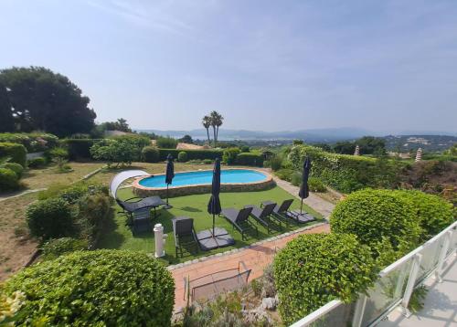 - une vue sur la piscine dans le jardin dans l'établissement LE CLOS BUCCI - Golfe de Saint-Tropez - Les hauts de Grimaud, villa avec vue exceptionnelle, à Grimaud