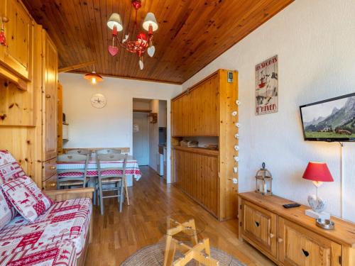 un salon avec un canapé et une table dans l'établissement Charmant Studio avec Balcon et Proximité Commerces - FR-1-304-88, à La Clusaz