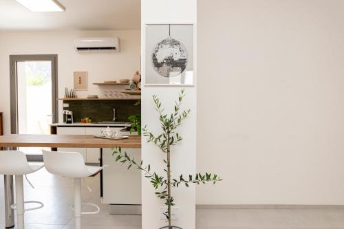a kitchen and dining room with a table and chairs at Salenthea apartments in Melpignano