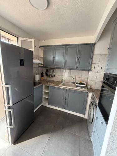 Η κουζίνα ή μικρή κουζίνα στο Appartement avec Loggia paisible, à 500m de la plage - vue dégagée & parking privé