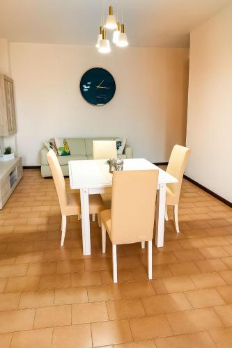 Un comedor con una mesa y sillas blancas. en DreamLiving Vasto 1st, en Vasto
