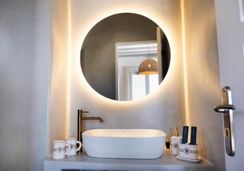 łazienka z umywalką i lustrem w obiekcie Thalia Luxe 4-Bedroom Pool Villa w mieście Mykonos