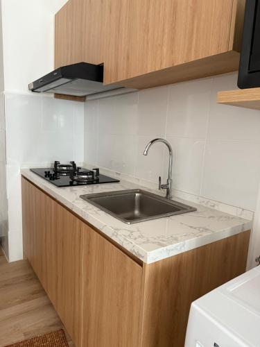 Η κουζίνα ή μικρή κουζίνα στο Cozy 2BR Stay Sepanggar Near Polytechnic