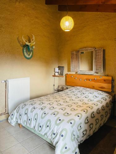 une chambre avec un grand lit dans une pièce dans l'établissement Ô fil de l'eau - Gîte en bord de lac, à Saint-Maurice-sur-Loire