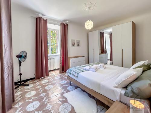 a bedroom with a large bed in a room at Garden Paradise - Free Parking - Terminal 4min in Savona