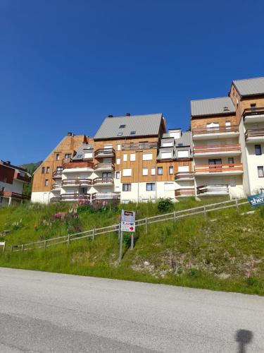 une rangée d'immeubles d'appartements sur le côté d'une route dans l'établissement Superbe appartement proche Grenoble, à Le Haut-Breda