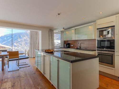 cocina con vistas a la montaña en Luxurious Holiday Home in Krimml with Sauna, en Krimml