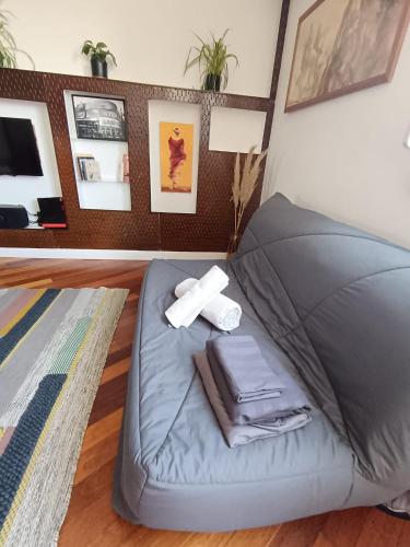 un pouf gris dans une chambre dans l'établissement Cosy et spacieux - Caluire et cuire, à Caluire-et-Cuire