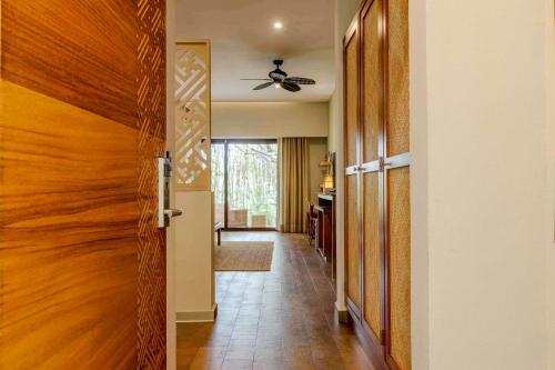 a hallway with a door to a room with a ceiling at Soul Spring Sanctuary Cuernavaca in Xochitepec
