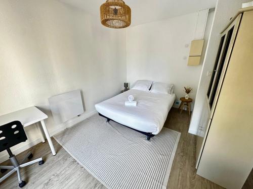 une petite chambre avec un lit et un bureau dans l'établissement Studio cosy sur cour, à Poitiers