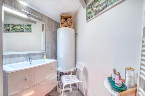 une salle de bain avec un lavabo et un miroir dans l'établissement Appartement plein centre Duplex, à Bordeaux
