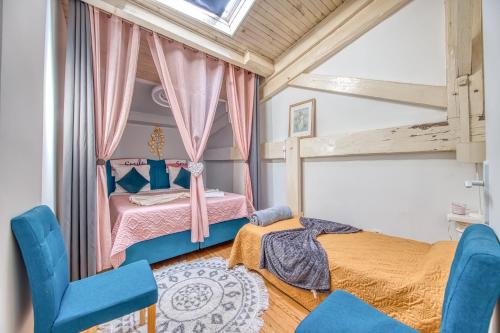 une chambre avec deux lits et deux chaises dans l'établissement Appartement plein centre Duplex, à Bordeaux