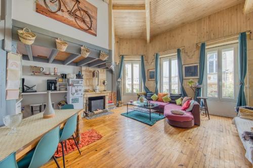 un salon avec un canapé et une table dans l'établissement Appartement plein centre Duplex, à Bordeaux