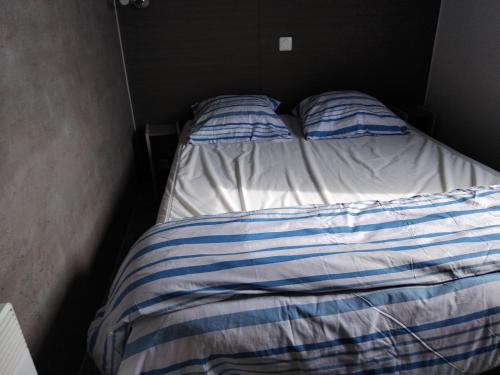 - un lit non aménagé dans un coin de chambre dans l'établissement Camping la côte Vendeenn, à Talmont-Saint-Hilaire