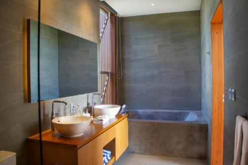 Ein Badezimmer in der Unterkunft Selong Selo Resort and Villas