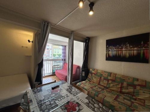 un salon avec un canapé et une table en verre dans l'établissement Studio Cabine - CAP AGDE CT045-077, au Cap d'Agde