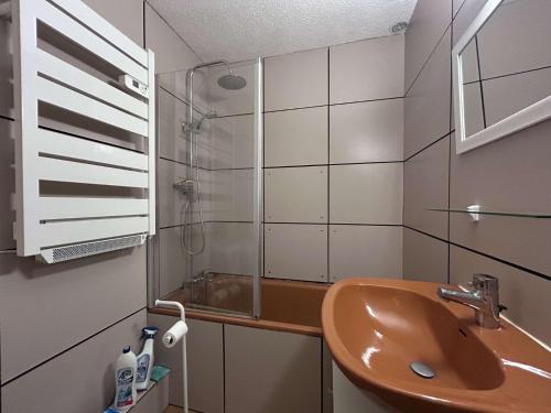 une salle de bain avec un lavabo et une douche dans l'établissement Studio Cabine - CAP AGDE CT045-077, au Cap d'Agde