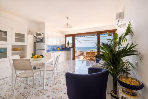 Una cocina o cocineta en Appartamento Fronte Mare con Accesso Spiaggia