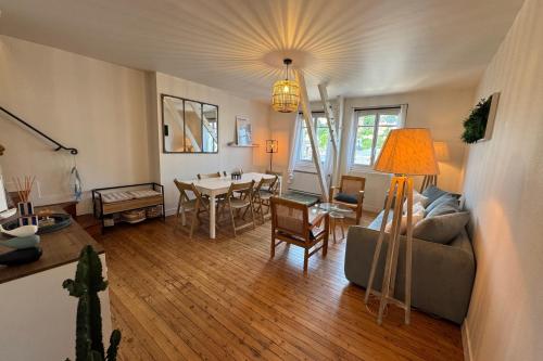 un salon avec un canapé et une table dans l'établissement Spacious apartment close to the beach, à Trouville-sur-Mer