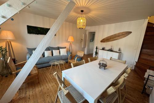 un salon avec une table et un canapé dans l'établissement Spacious apartment close to the beach, à Trouville-sur-Mer