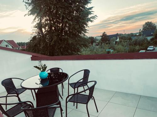 stół i krzesła na balkonie z widokiem w obiekcie Apartament Turkusowy w mieście Puck