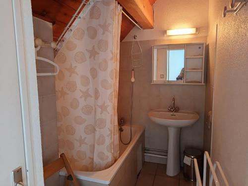 une petite salle de bain avec un lavabo et une douche dans l'établissement Duplex 6 pers, 2*, skis aux pieds, animaux admis, ascenseur - FR-1-445-50, à Montgenèvre