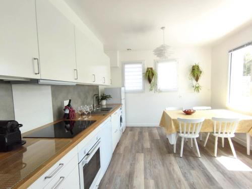 Dapur atau dapur kecil di Maison 2 Chambres en Bord de Mer-Jardin & Animaux Acceptes, 400m de la Plage