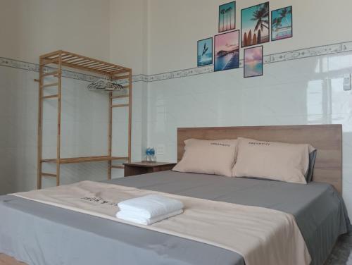 a bed with two towels on top of it at Homestay Dâu in Îlot du Sud