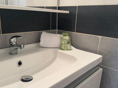 La salle de bains est pourvue d'un lavabo blanc. dans l'établissement Studio 2 personnes dans le célèbre quartier des chartreux, à Marseille