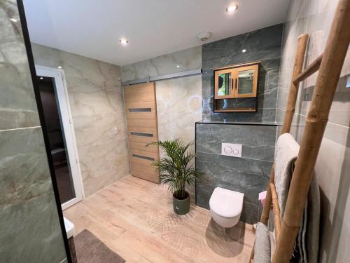 Bilik mandi di Villa de charme, heated pool and jacuzzi, 6 personnes