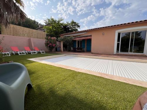Taman di luar Villa de charme, heated pool and jacuzzi, 6 personnes