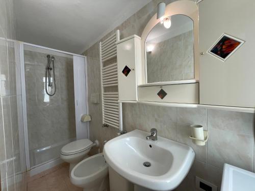 a bathroom with a sink and a toilet and a mirror at Casa Larghetto - Affitti Brevi Italia in Monte SantʼAngelo