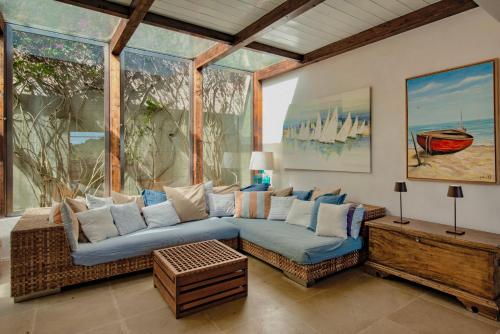 un salon avec un canapé et quelques fenêtres dans l'établissement [porto ercole] comfort vista mare + parcheggio gratuito, à Cala Galera