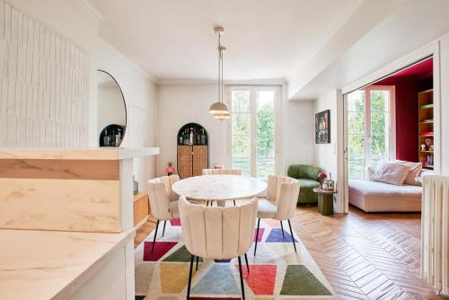 une cuisine et une salle à manger avec une table et des chaises dans l'établissement Saint-Germain flat - Le Bon Marché, à Paris