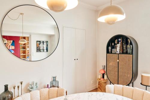- une salle à manger avec un miroir et une table dans l'établissement Saint-Germain flat - Le Bon Marché, à Paris