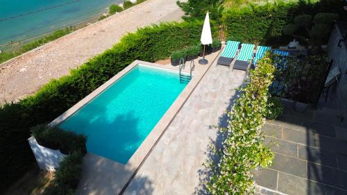 an overhead view of a swimming pool with two chairs at Villa Florale in Široka