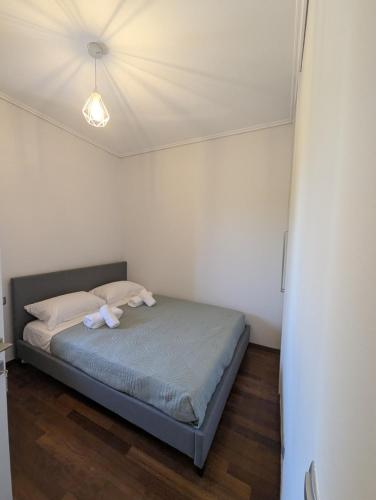 a bedroom with a bed with two stuffed animals on it at Kanoni green house in Análipsis