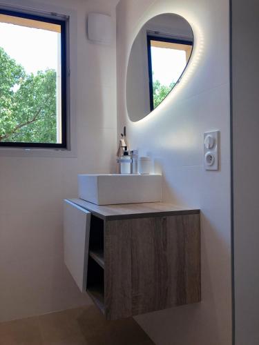 une salle de bain avec un lavabo blanc et un miroir dans l'établissement Coco, Elegance and Serenity in Collioure, à Collioure
