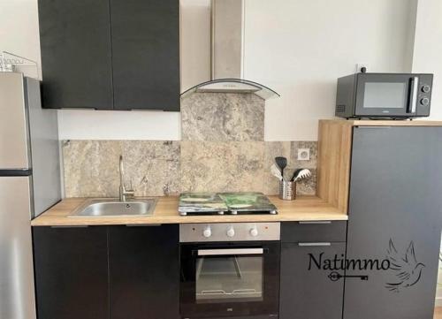 O bucătărie sau chicinetă la Cap Esterel, T2 pour 4 voyageurs, vue mer, parking et piscine