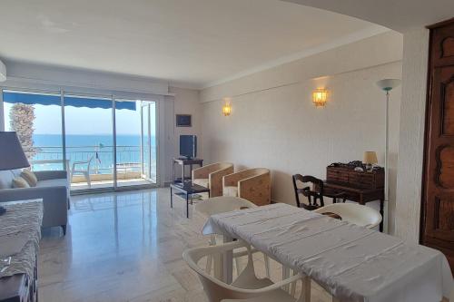un salon avec vue sur l'océan dans l'établissement Apartment with terrace at the foot of the beach, à Saint-Raphaël