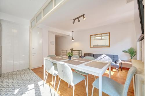a dining room and living room with a white table and chairs at Dúplex Estella Centro 1 by Clabao in Estella