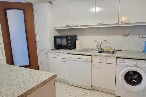 Apartment with terrace at the foot of the beach