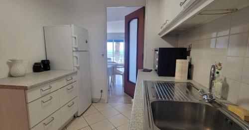 Apartment with terrace at the foot of the beach
