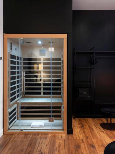 a room with a room with a room with a window at La Suite H in Metz