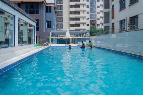 Bazén v ubytování Modern 2BR Apartment Pool & Balcony nebo v jeho okolí