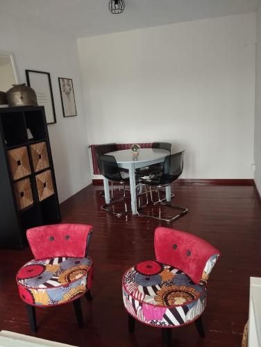 a living room with two chairs and a table at A casa de Roque 2 in Miño