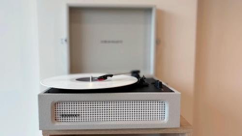 a plate sitting on top of a radio at Pušų natos in Druskininkai