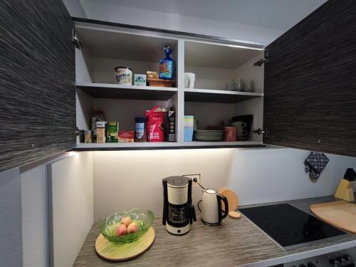 a kitchen counter with a blender and a bowl of fruit at Ferienwohnung Alte Mühle in Freital bei Dresden in Freital